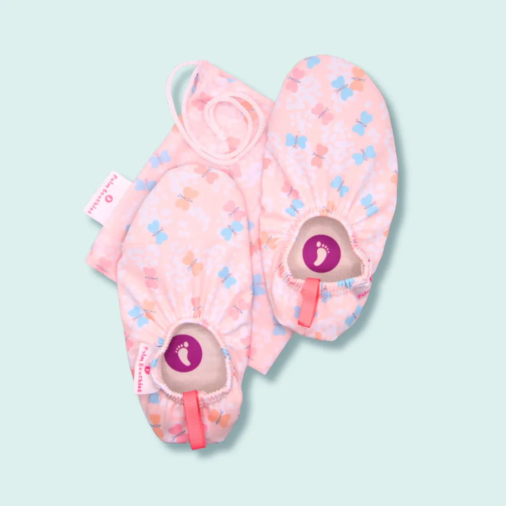 Chaussons d'eau motifs papillons vu du dessus avec pochette