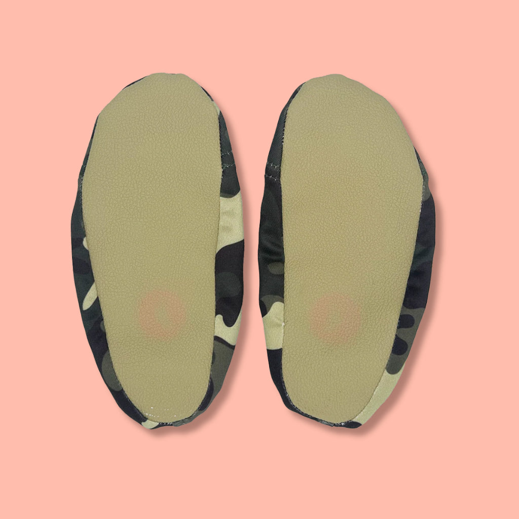 Chaussons d'eau avec des motifs camouflages vu du dessous