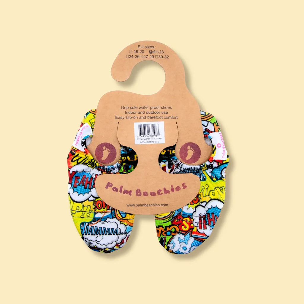 Chaussons d'eau motifs comics vu du dessus sur cintre