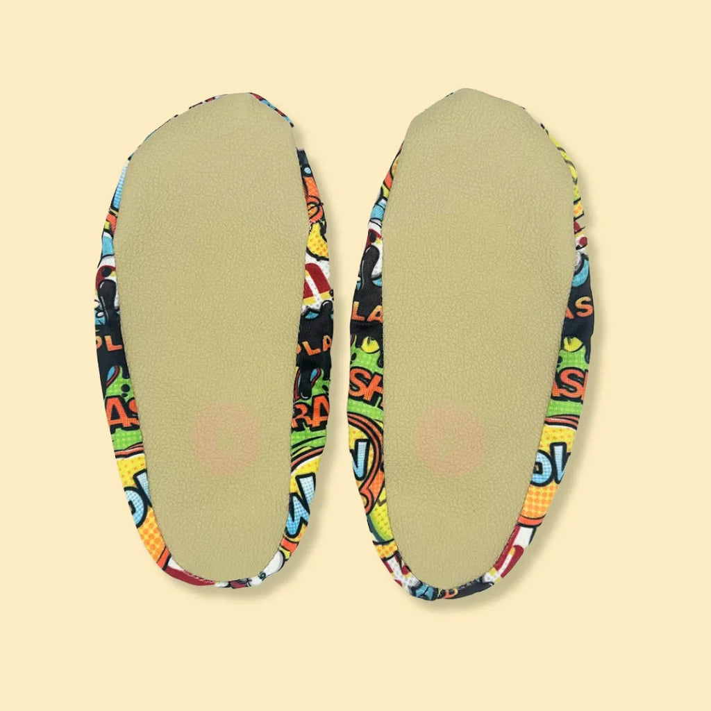 Chaussons d'eau motifs comics vu du dessous