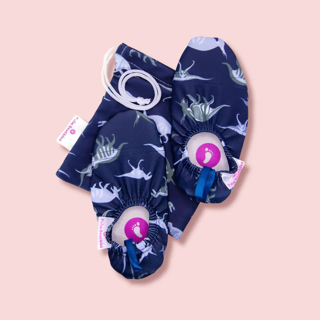 Chaussons d'eau dinosaures vu du dessus avec pochette