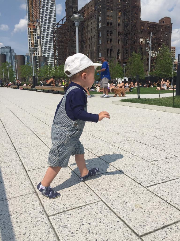 Chaussons d'eau dinosaures portés en ville par un enfant