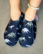 Chaussons d'eau dinosaures portés par un enfant