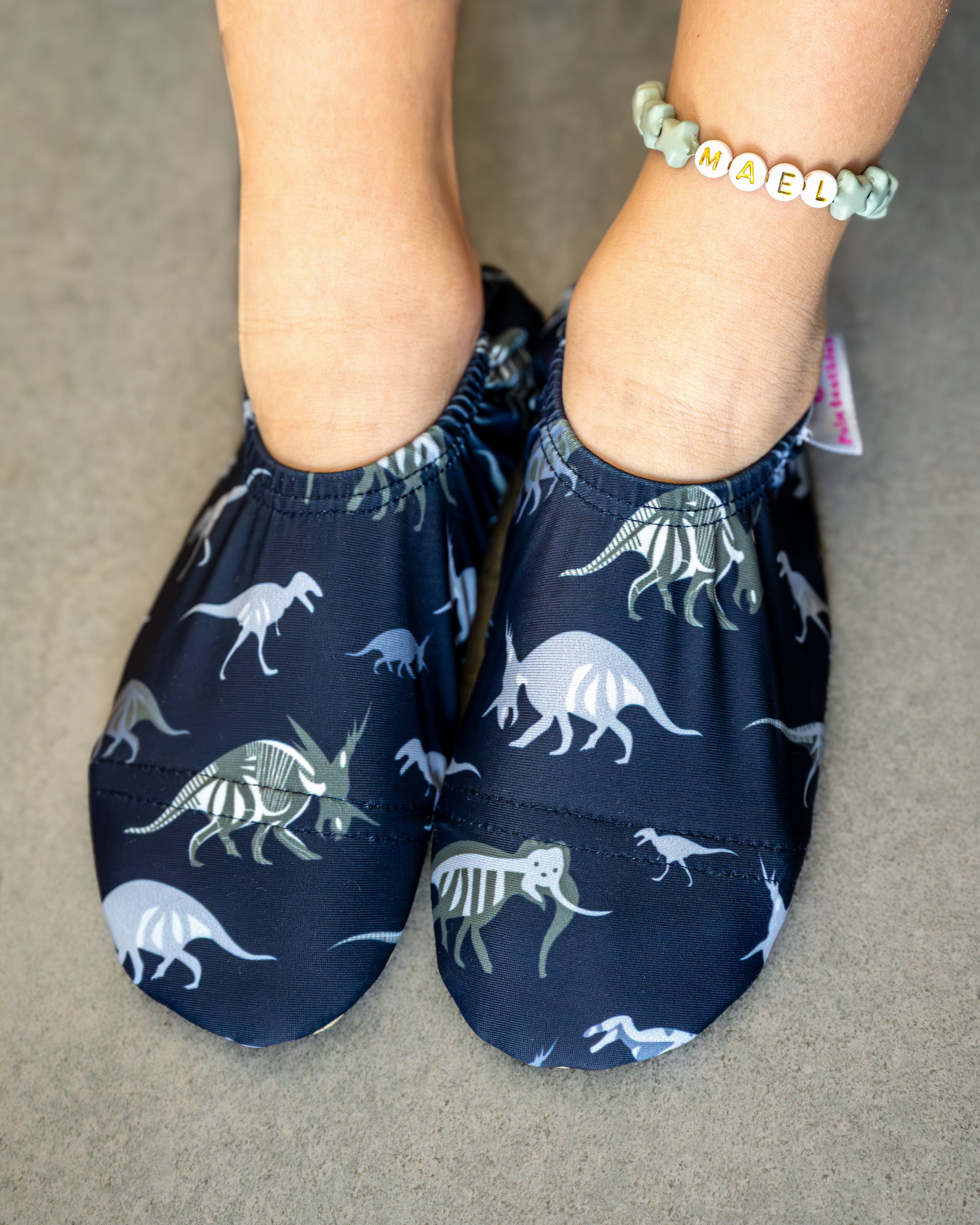 Chaussons d'eau dinosaures portés par un enfant