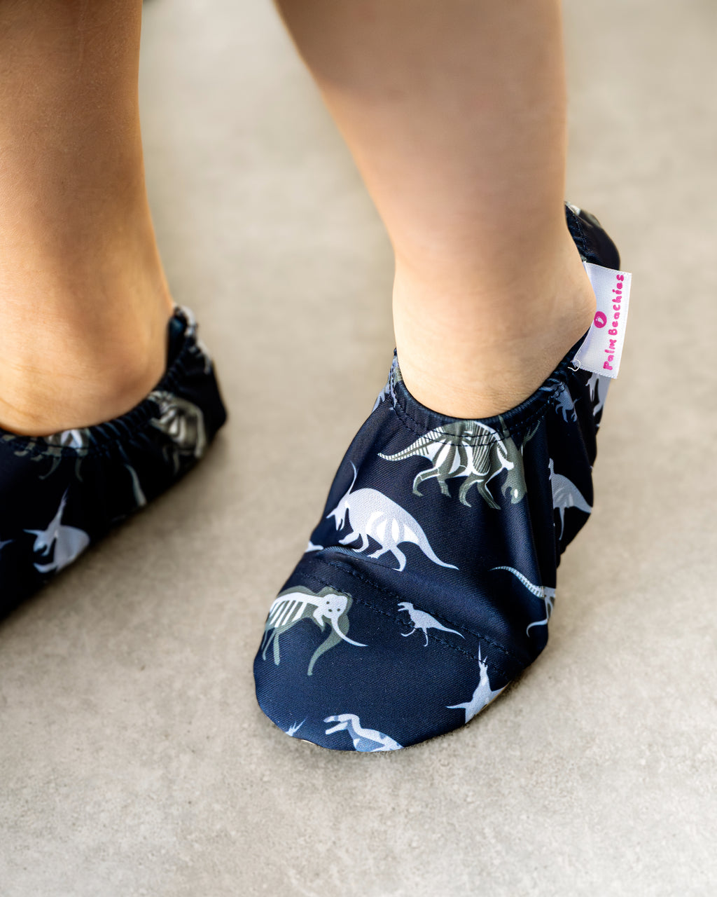 Chaussons d'eau dinosaures portés par un enfant