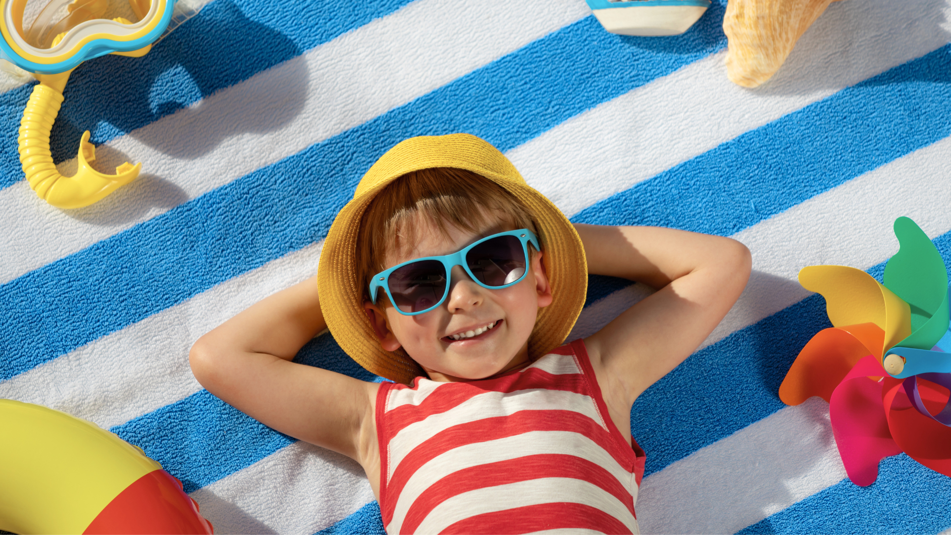Enfant heureux en bord de plage