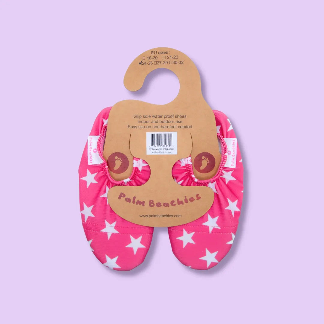 Chaussons d'eau rose motifs étoiles vu du dessus sur cintre