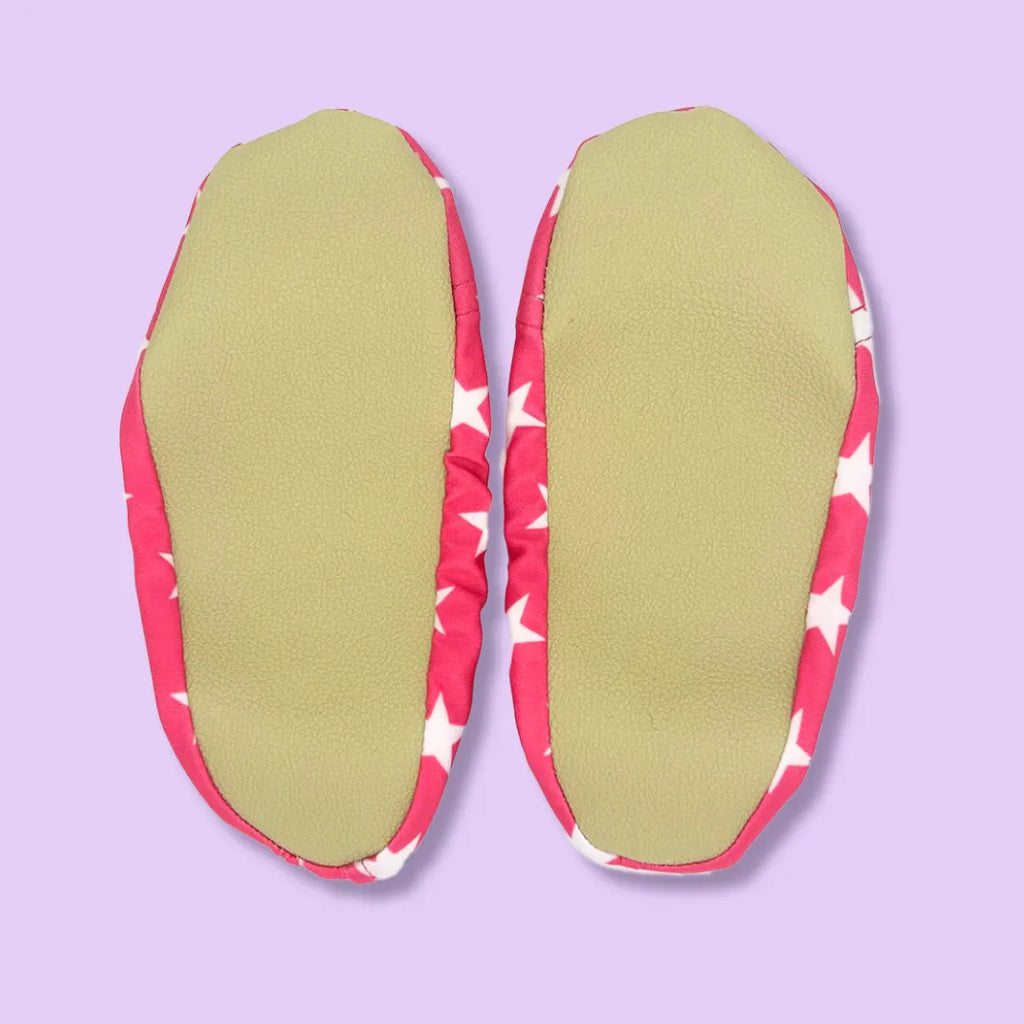 Chaussons d'eau rose motifs étoiles vu du dessous