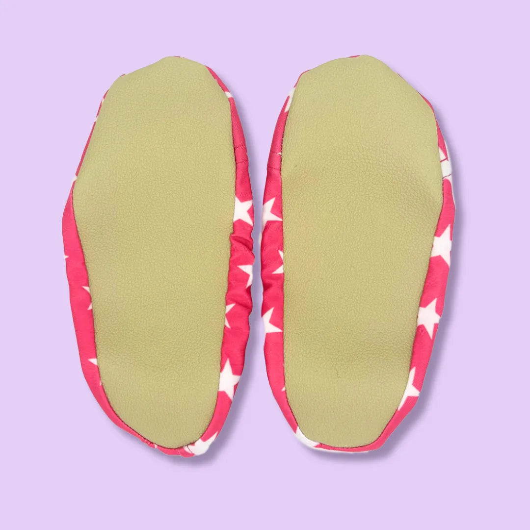 Chaussons d'eau rose motifs étoiles vu du dessous