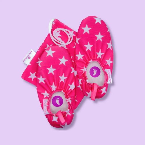Chaussons d'eau rose motifs étoiles vu du dessus avec pochette