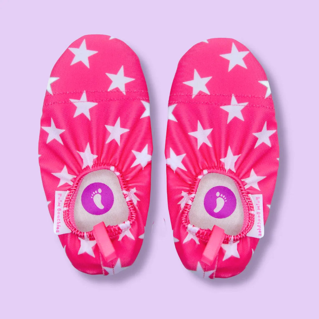 Chaussons d'eau rose motifs étoiles vu du dessus