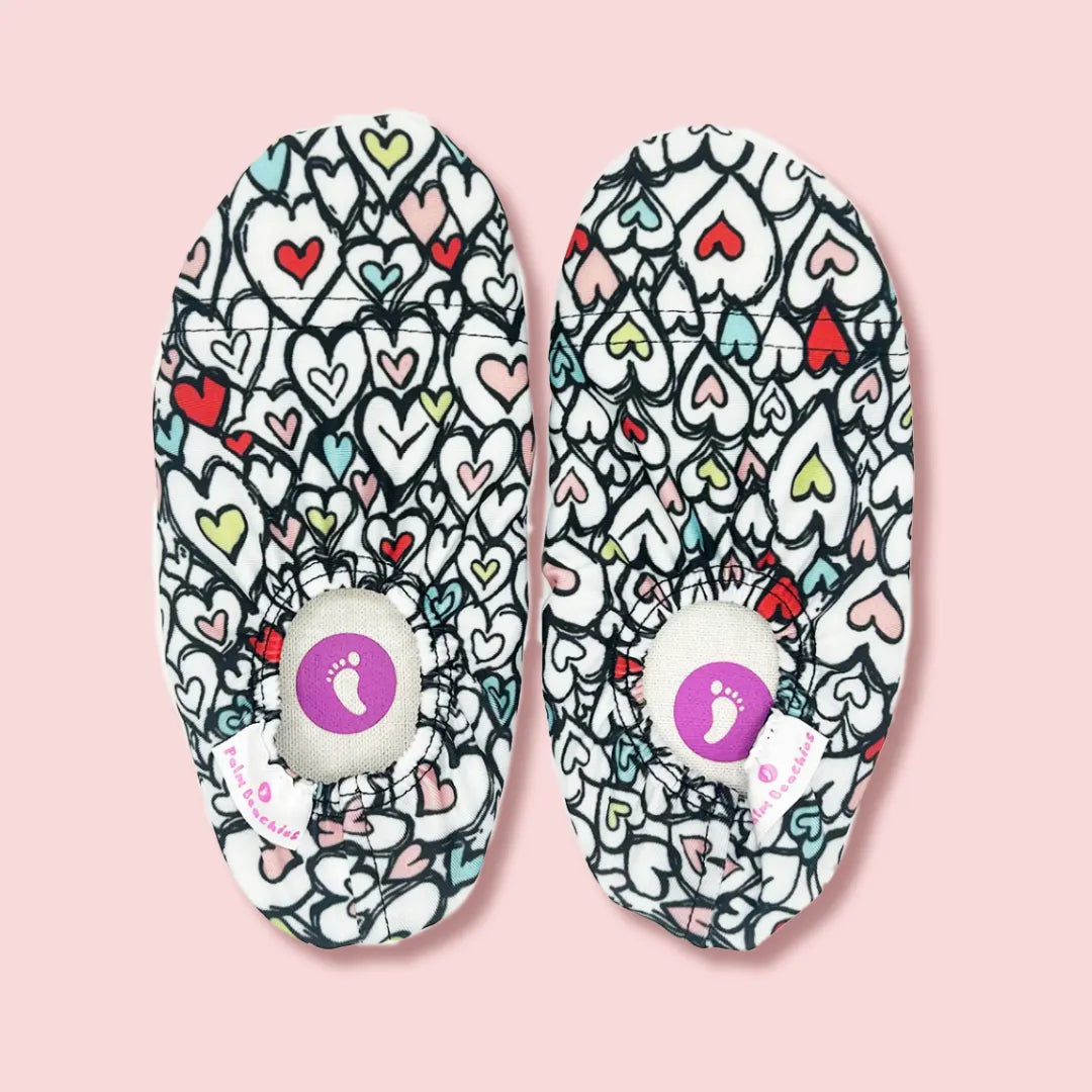 Chaussons d'eau motifs coeur vu du dessus