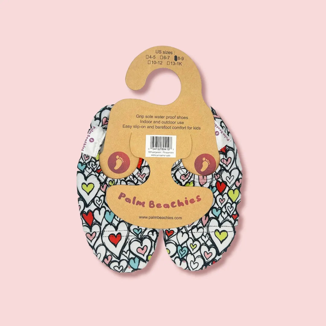 Chaussons d'eau motifs coeur vu du dessus avec cintre