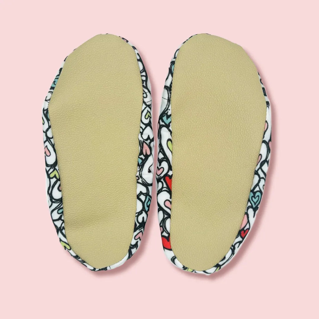 Chaussons d'eau motifs coeur vu du dessous