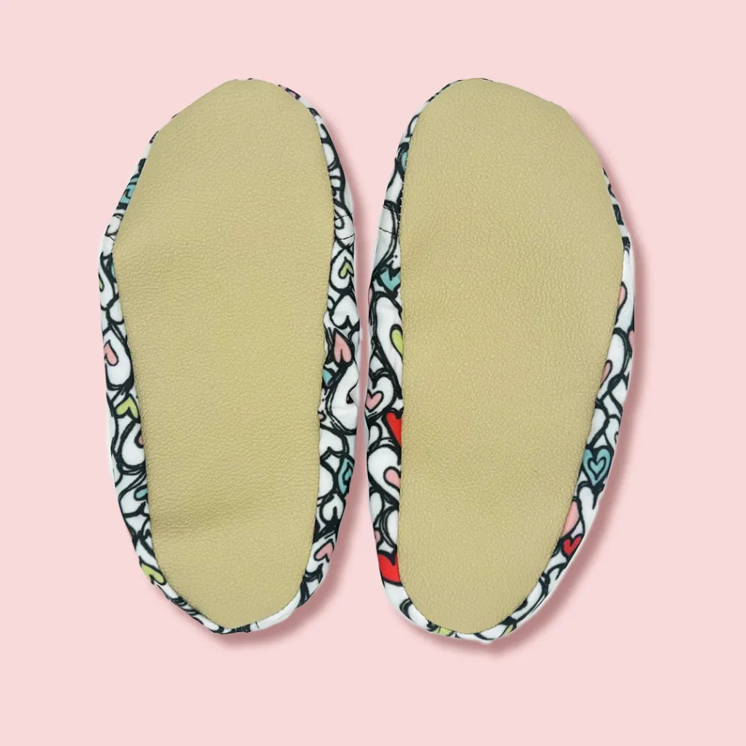 Chaussons d'eau motifs coeur vu du dessous