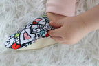 Chaussons d'eau motifs coeur portés par un enfant
