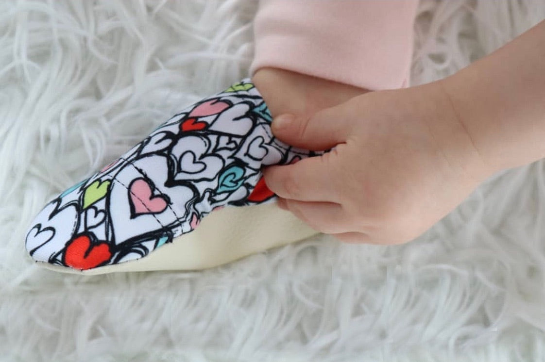Chaussons d'eau motifs coeur portés par un enfant
