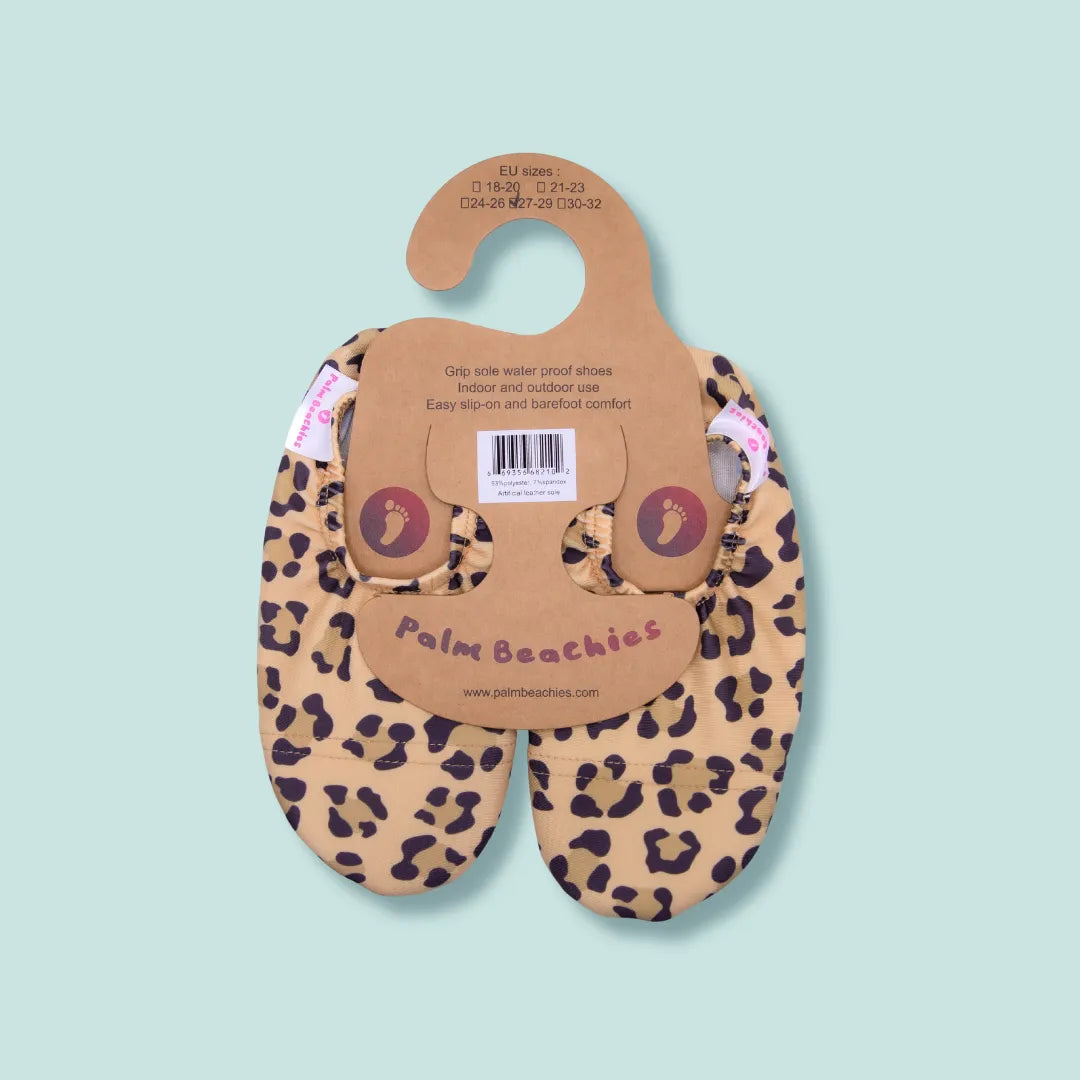 Chaussons d'eau motifs leopard vu du dessus sur cintre