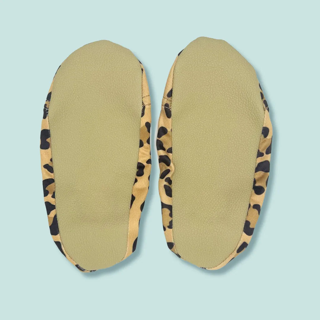 Chaussons d'eau motifs leopard vu du dessous
