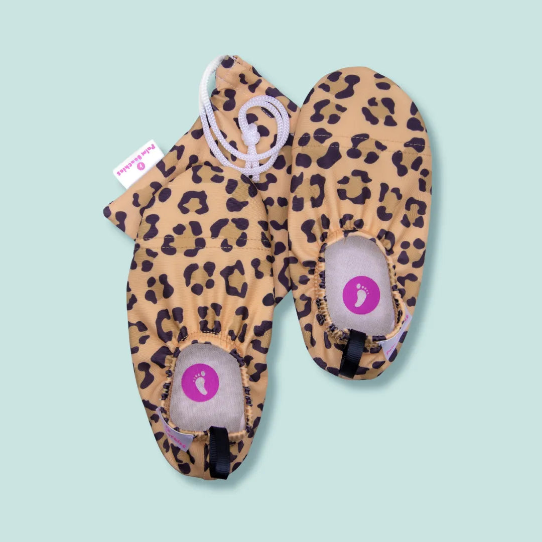 Chaussons d'eau motifs leopard vu du dessus avec pochette