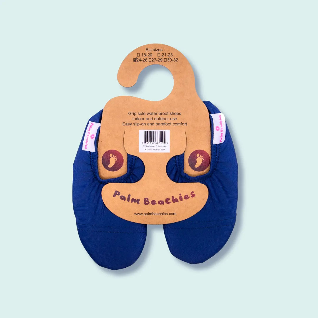 Chaussons d'eau navy vu du dessus sur cintre