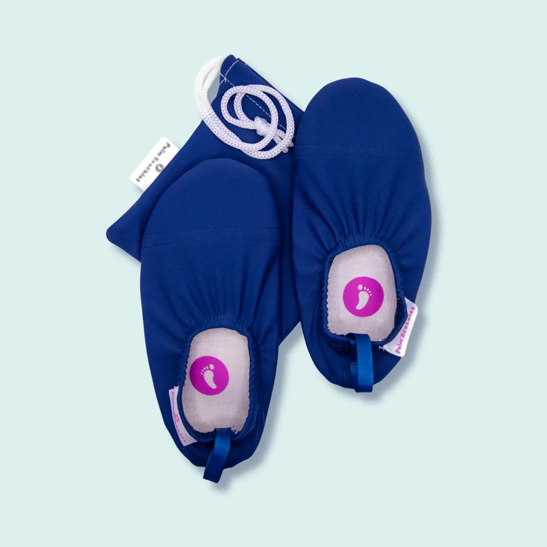 Chaussons d'eau navy vu du dessus avec pochette