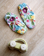 Chaussons d'eau motifs tropicaux avec des fleurs et des ananas