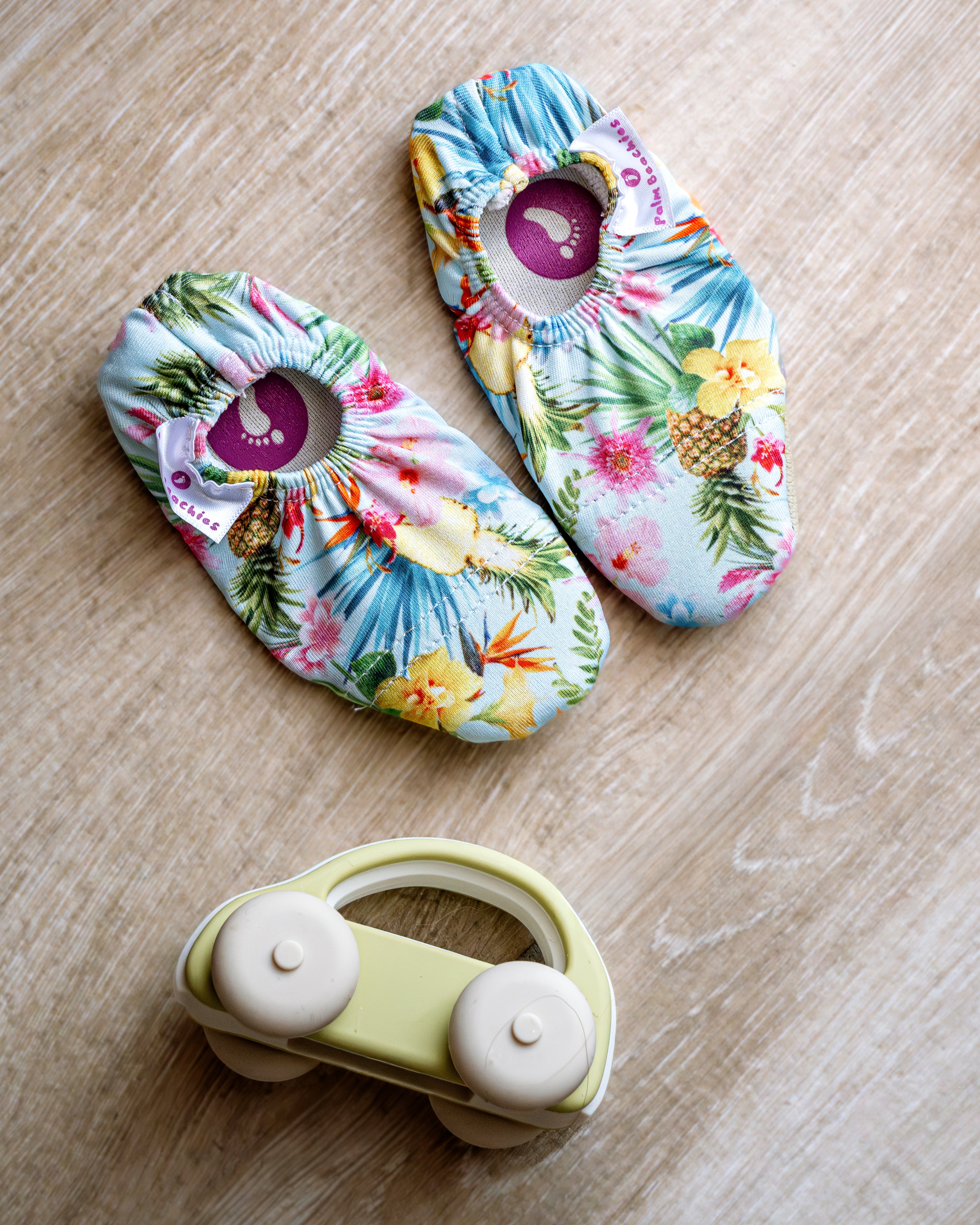 Chaussons d'eau motifs tropicaux avec des fleurs et des ananas