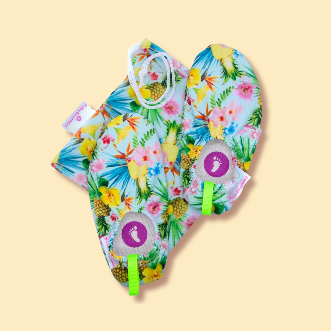 Chaussons d'eau motifs tropicaux vu du dessus avec pochette