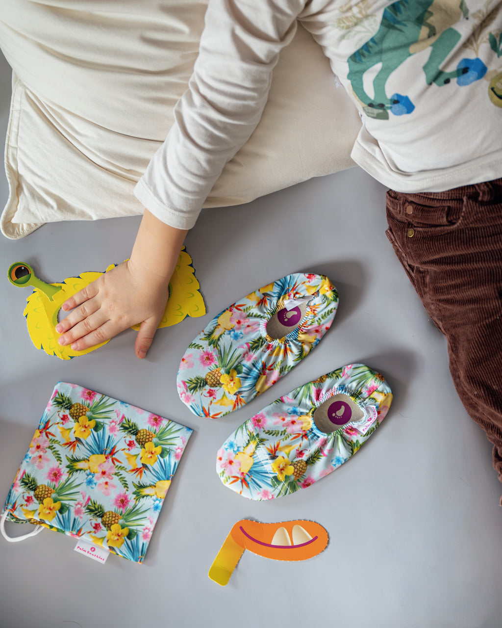 Chaussons d'eau motifs tropicaux avec des fleurs et des ananas avec sa pochette