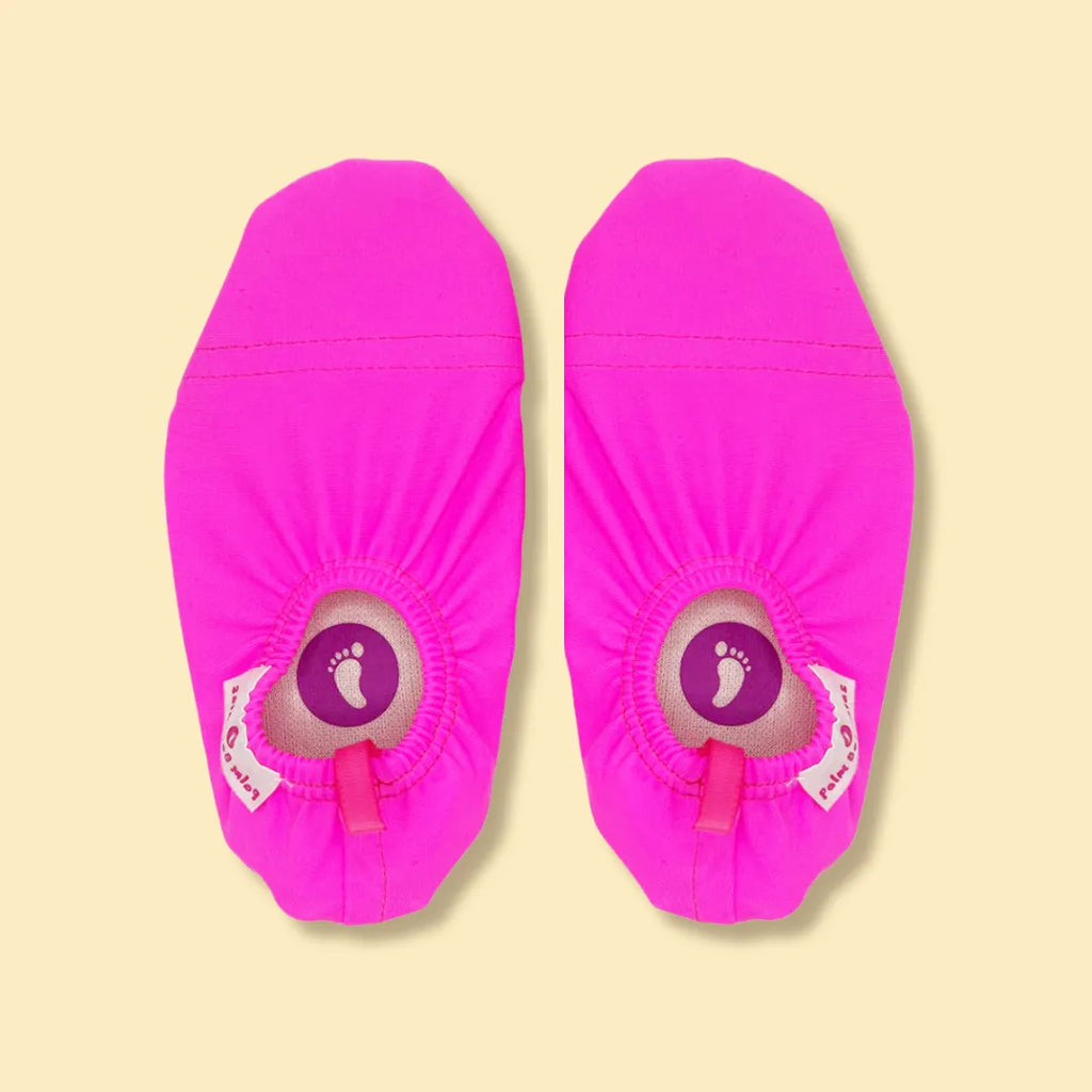Chaussons d'eau roses fluo vu du dessus
