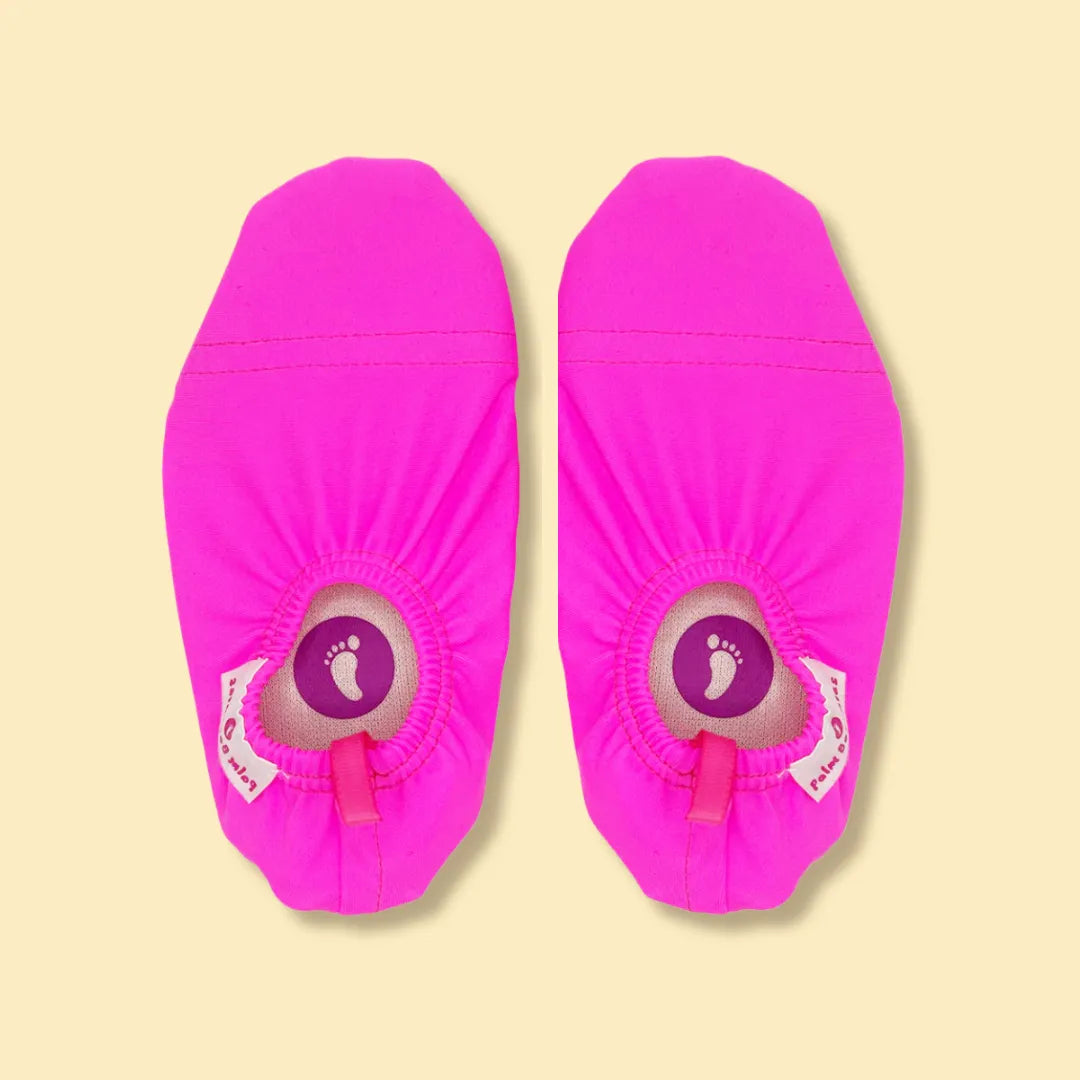 Chaussons d'eau roses fluo vu du dessus