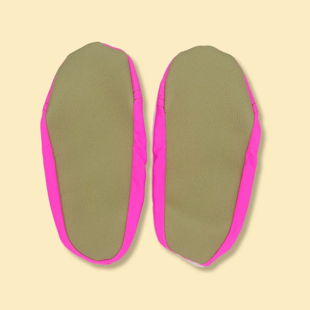 Chaussons d'eau roses fluo vu du dessous