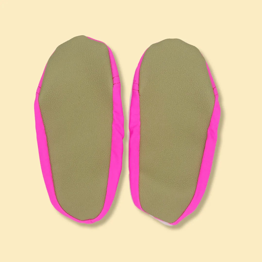 Chaussons d'eau roses fluo vu du dessous