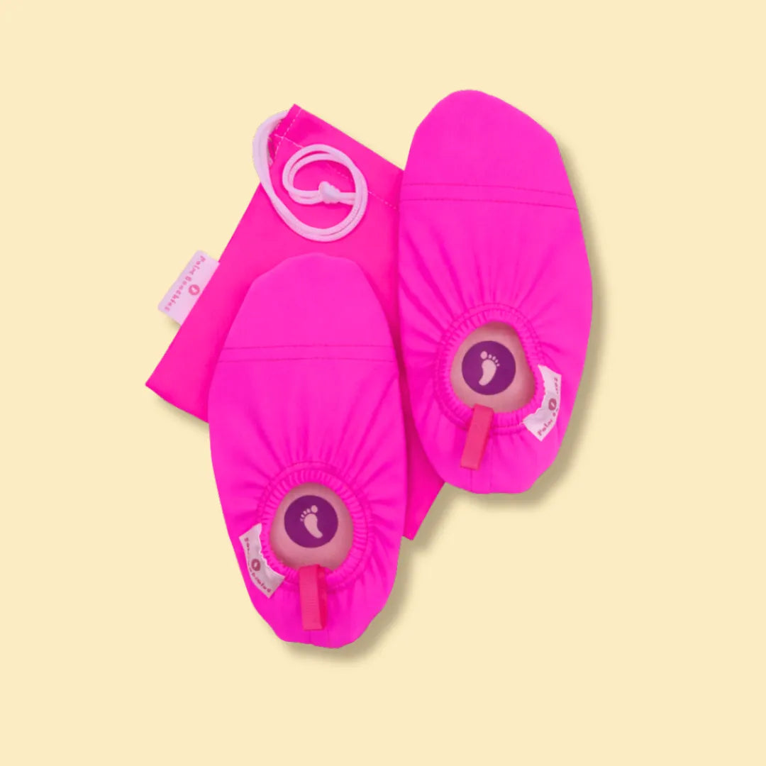 Chaussons d'eau roses fluo vu du dessus avec pochette