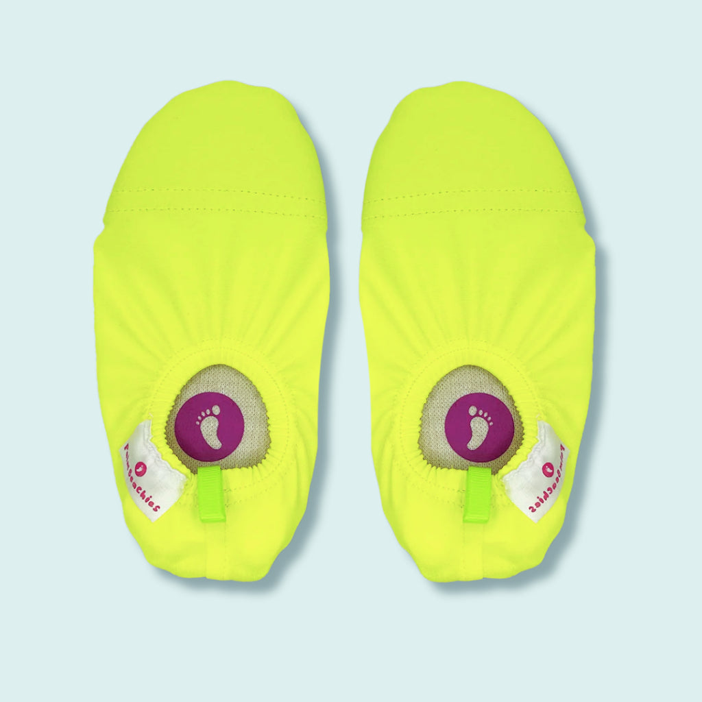 Chaussons d'eau jaunes fluo vu du dessus