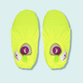 Chaussons d'eau jaunes fluo vu du dessus