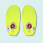 Chaussons d'eau jaunes fluo vu du dessus