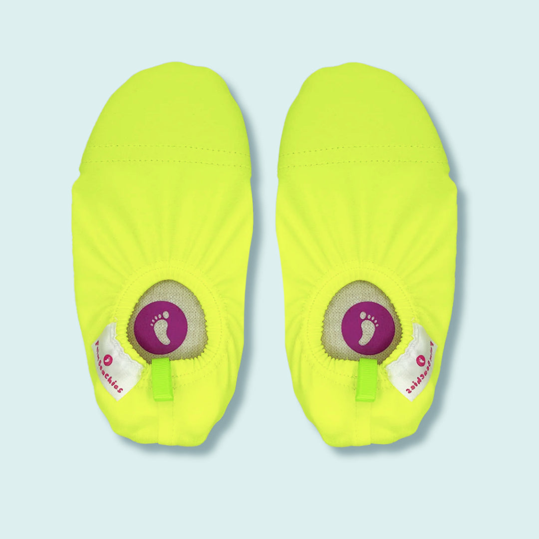 Chaussons d'eau jaunes fluo vu du dessus