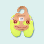 Chaussons d'eau jaunes fluo vu du dessus sur cintre