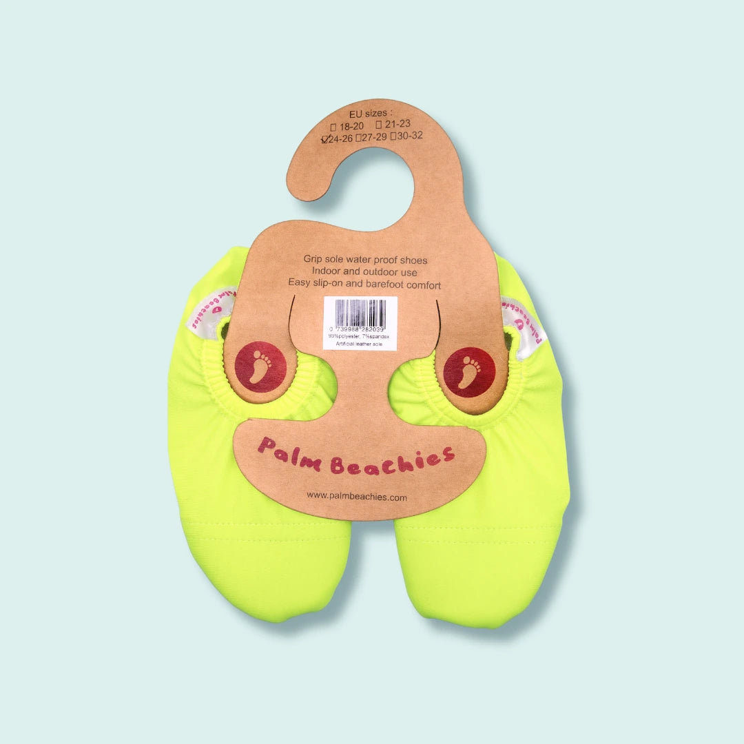 Chaussons d'eau jaunes fluo vu du dessus sur cintre
