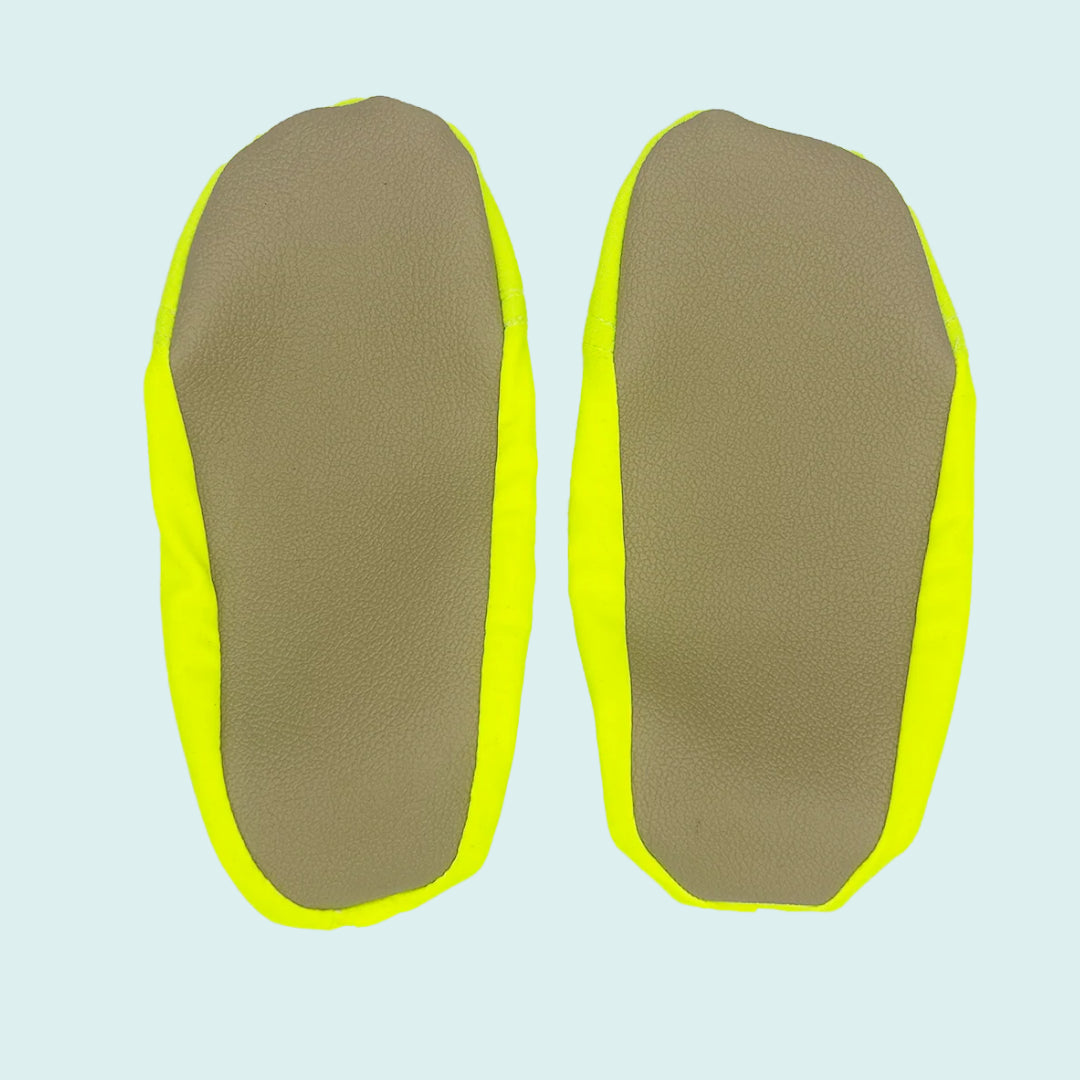 Chaussons d'eau jaunes fluo vu du dessous