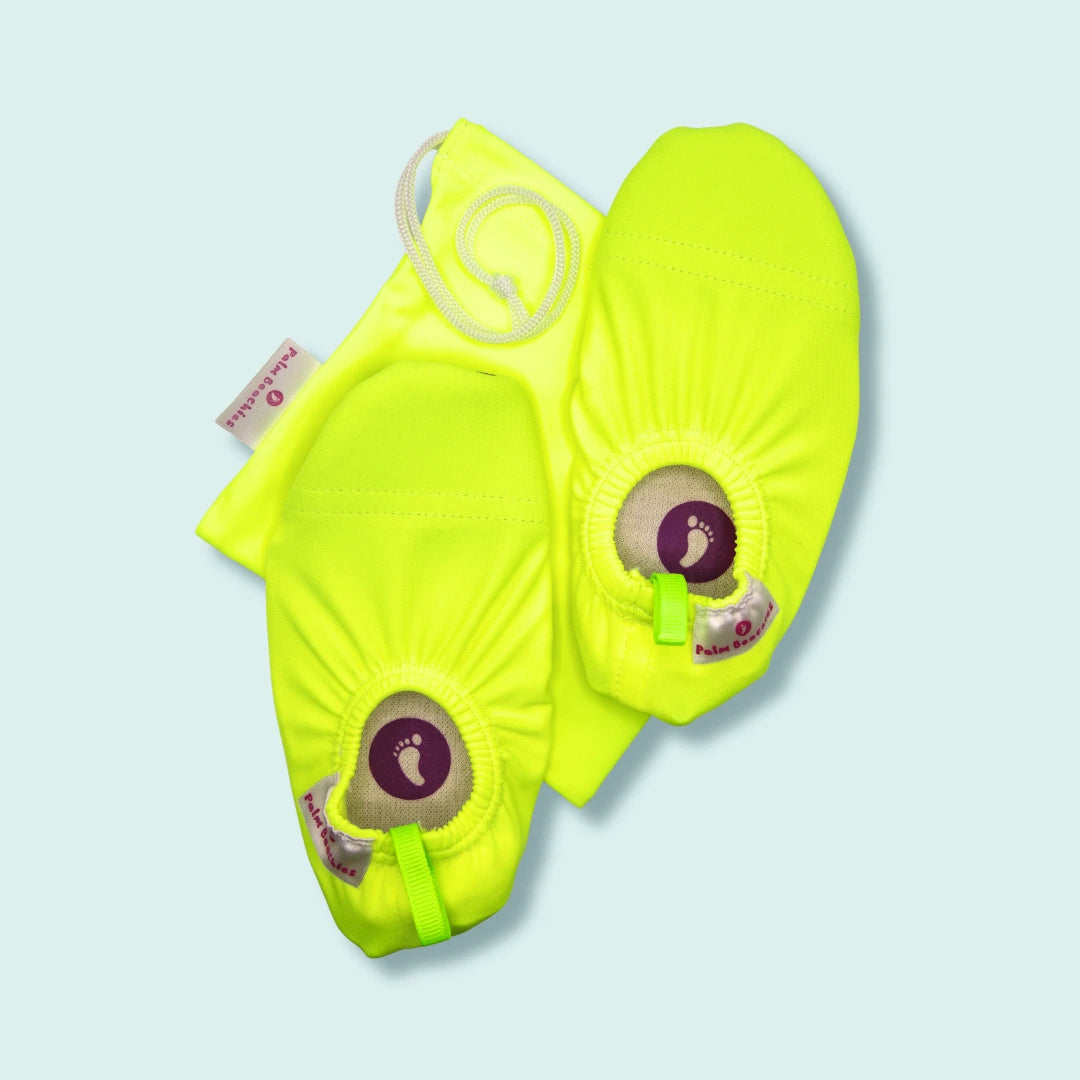 Chaussons d'eau jaunes fluo vu du dessus avec pochette