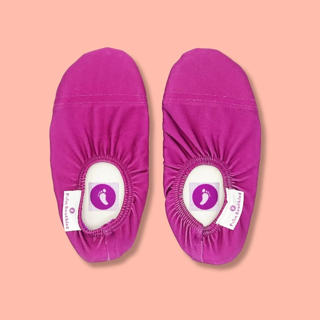 Chaussons d'eau violets vu du dessus
