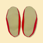 Chaussons d'eau rouges vu du dessous