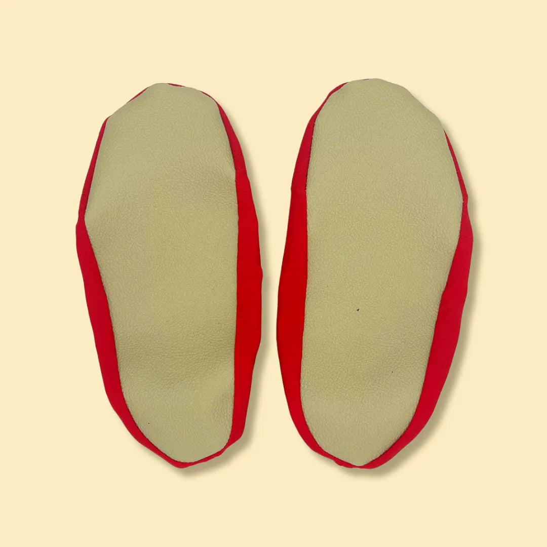 Chaussons d'eau rouges vu du dessous