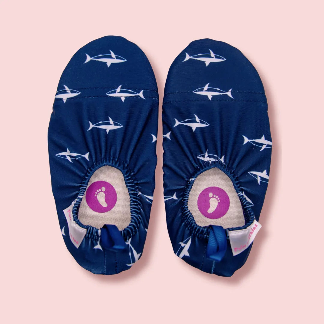Chaussons d'eau avec des requins vu du dessus