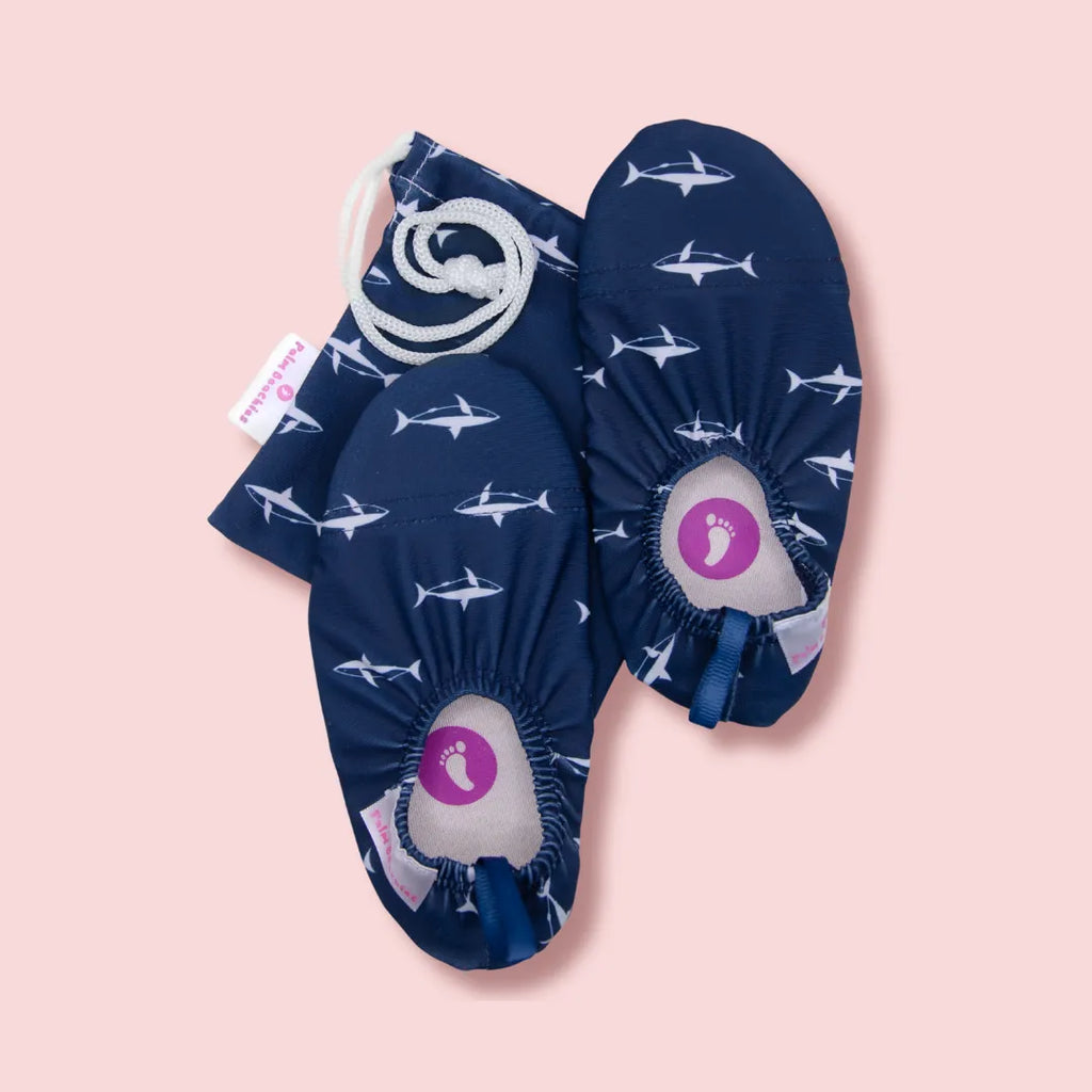 Chaussons d'eau avec des requins vu du dessus avec sa pochette