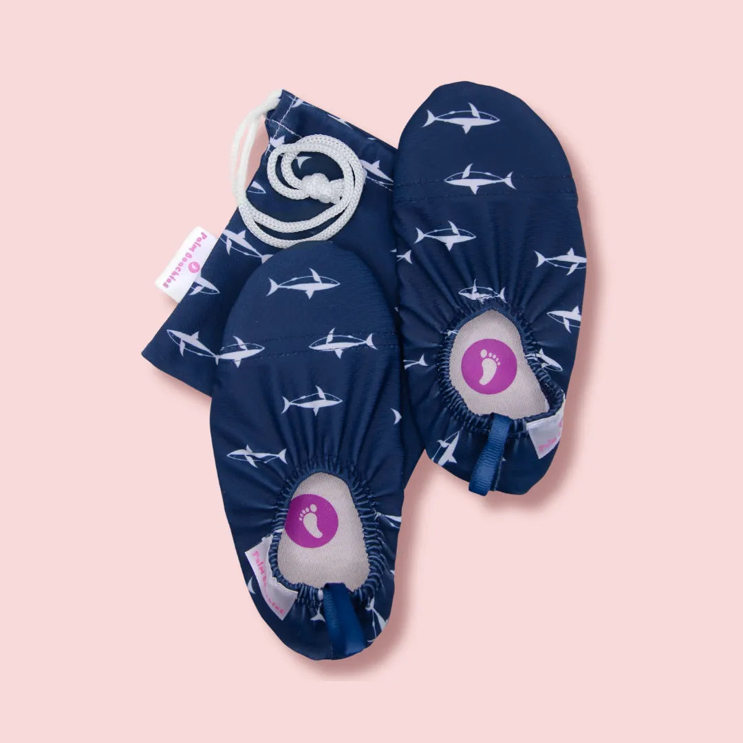 Chaussons d'eau avec des requins vu du dessus avec sa pochette