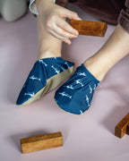 Chaussons d'eau motifs requins portés par un enfant